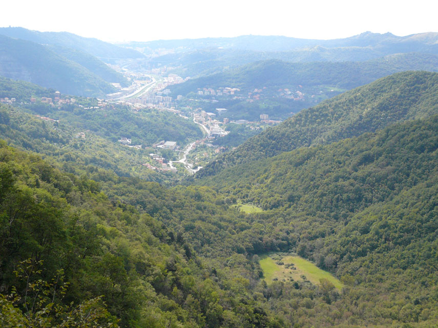 Riprendiamo il cammino e vediamo dall'alto i prati Casalino nella valle del Geirato