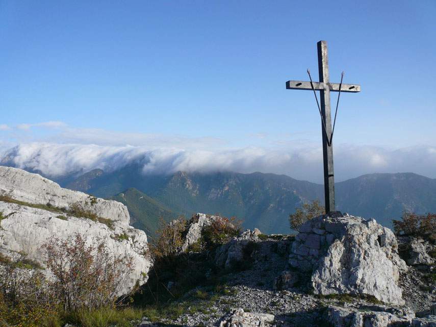 Alle 9.15 raggiungo la croce del Castell'Ermo: in realtà il monte è formato da due cime vicinissime di tra loro. La vetta su cui sorge la croce è leggermente più bassa dell'altra