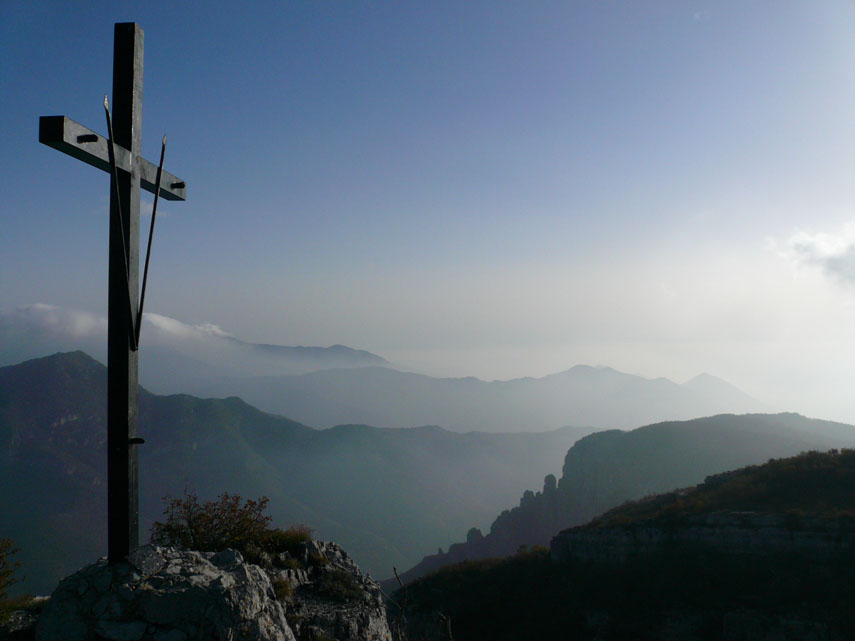 Nelle foschie del primo mattino si distinguono i profili delle montagne ad est del Castell'Ermo 