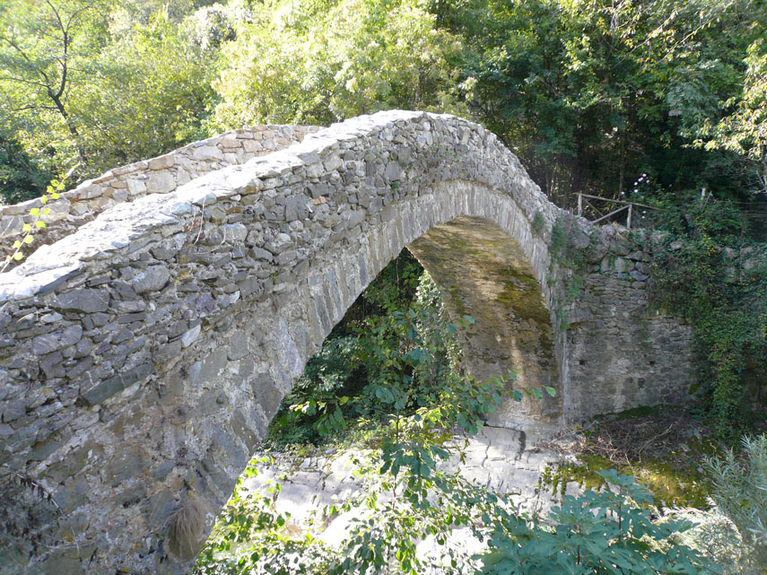 Attraversato il torrente Pennavaira su questo antico ponte in pietra, risalgo in breve a Nasino arrivando alla macchina alle 10.40