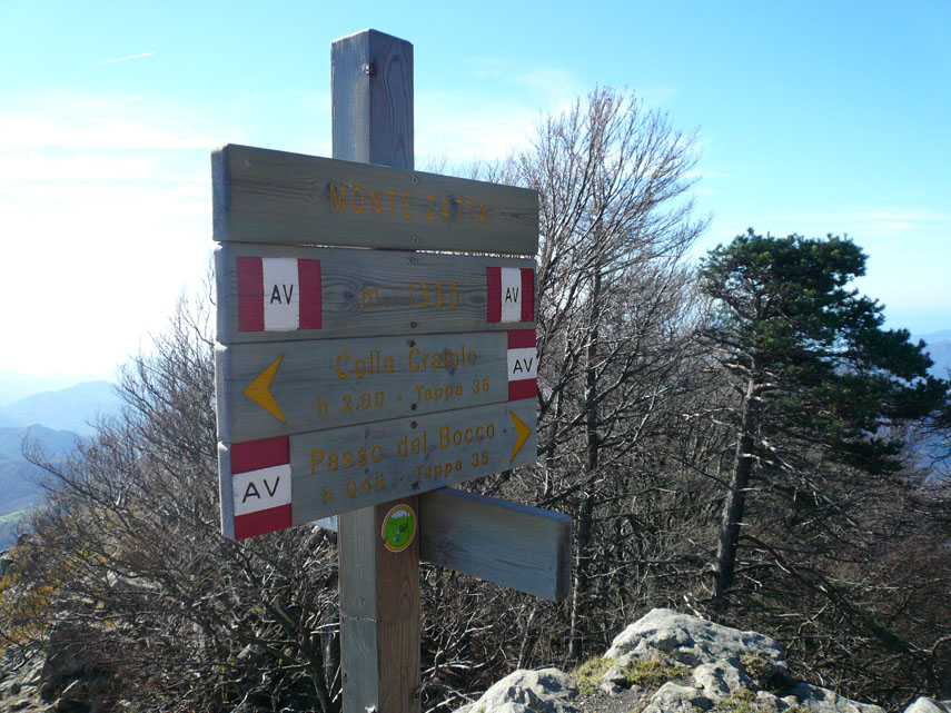 I cartelli in vetta al monte Zatta di Ponente