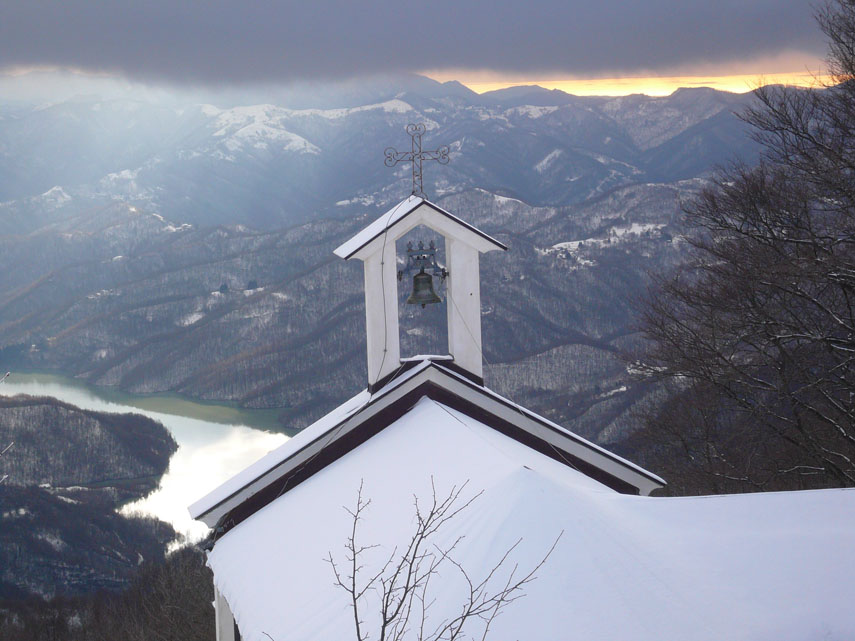 Per un curioso effetto ottico la campana della Chiesetta dell'Antola sembra vicinissima al Lago del Brugneto ...