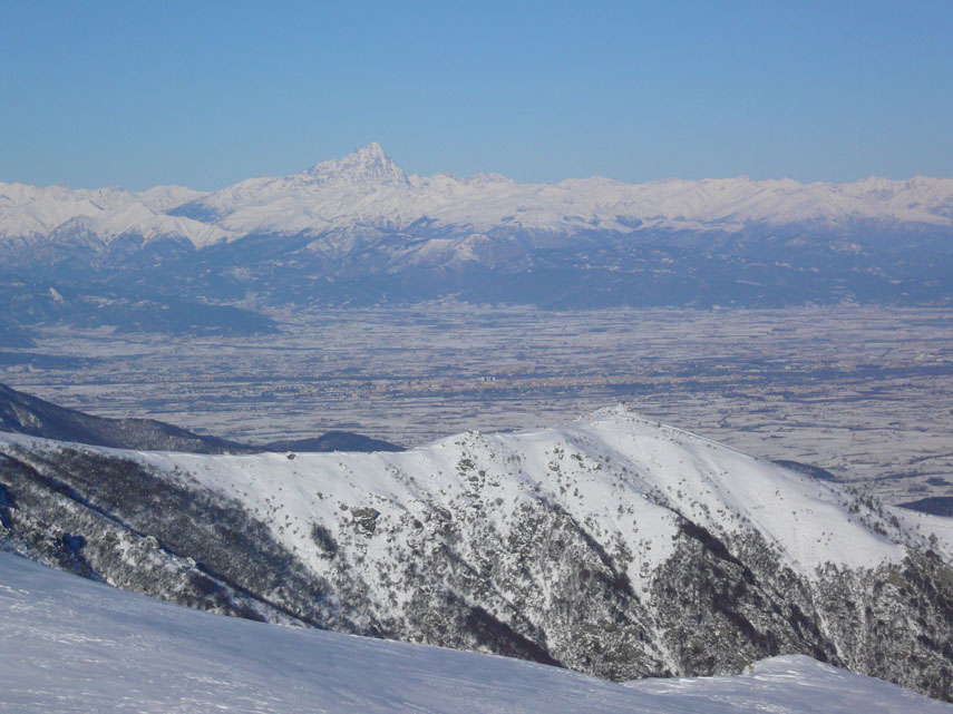 Gran panorama dalla Cima Durand: in basso il Pigna e la piana cuneese, in fondo il Monviso