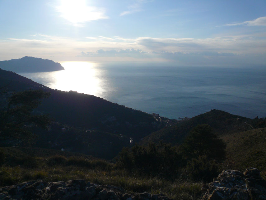 Nel controluce la costa verso Levante ed il promontorio di Portofino mostrano solo i contorni ...