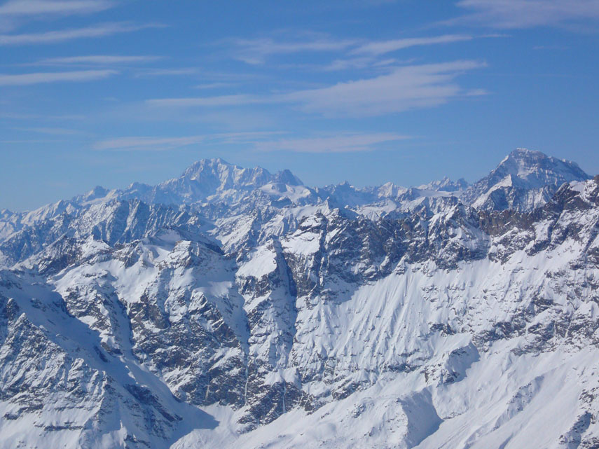 In lontananza, da sinistra verso destra, il Monte Bianco ed il Grand Combin
