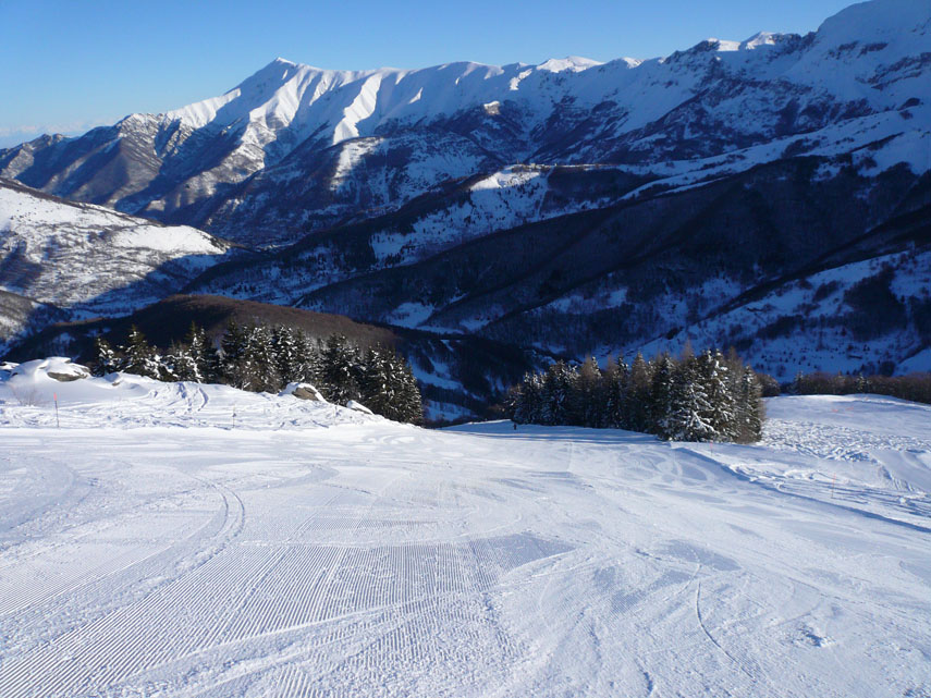 Limone non smentisce la sua fama di località particolarmente nevosa: c'è molta più neve qui che in Val d'Aosta o nelle Dolomiti. La nevicata dello scorso fine settimana ha incrementato il manto nevoso di oltre mezzo metro: le piste sono perfette e si potrà arrivare a marzo in piena tranquillità