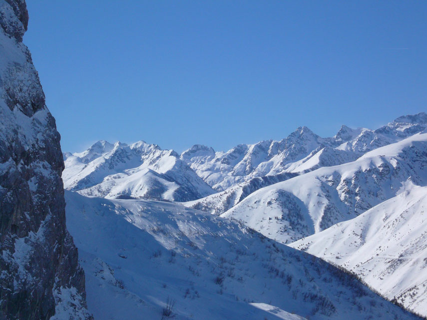 In questa foto, con un po' di attenzione, si possono notare i turbini di neve sulle cime delle Marittime spazzate dalla Tramontana