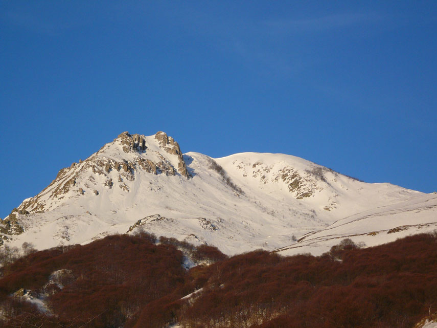 Ecco la meta della mia escursione. Il Monte Grosso (2007 mt) è la prima montagna delle Alpi Liguri di altezza superiore ai 2000 metri che si incontra arrivando da est