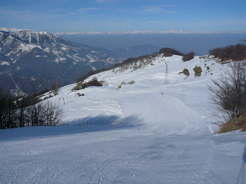 Questo è il pistone che scende allo skilift "Cronista" con bella vista sulla Val Corsaglia