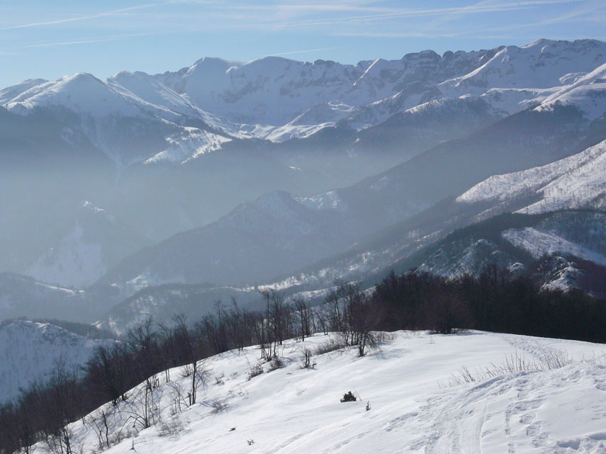 L'alta Val Casotto fotografata dall'Alpet: si noti l'aria lattiginosa caratteristica delle calde giornate primaverili
