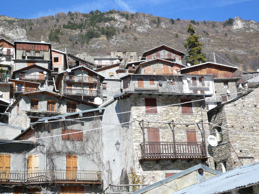 E questa è Upega, caratteristico paesino di montagna con le case in pietra addossate l'una all'altra, uno dei centri della cultura brigasca in Italia