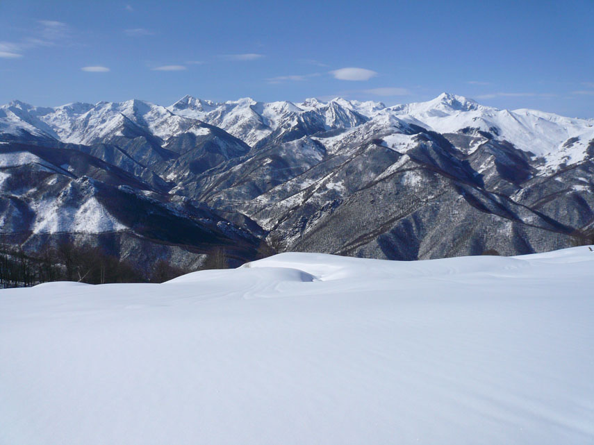 Un bel panorama sulle Liguri dal pianoro dello skilift "Cronista"