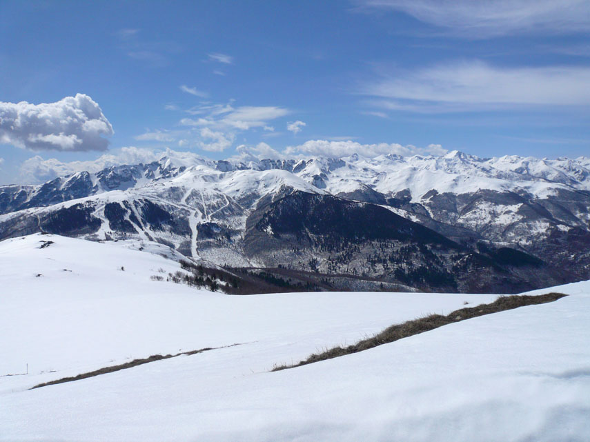 ... e sulla nostra destra si apre un grandioso scenario sulle Alpi Liguri dall'Antoroto al Mongioie