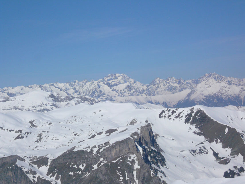 Splendido il panorama sulle Alpi Marittime ...