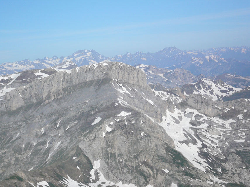 Dalla parte opposta (verso occidente) il panorama è grandioso, con la Cima delle Saline in primo piano e le Alpi Marittime sullo sfondo