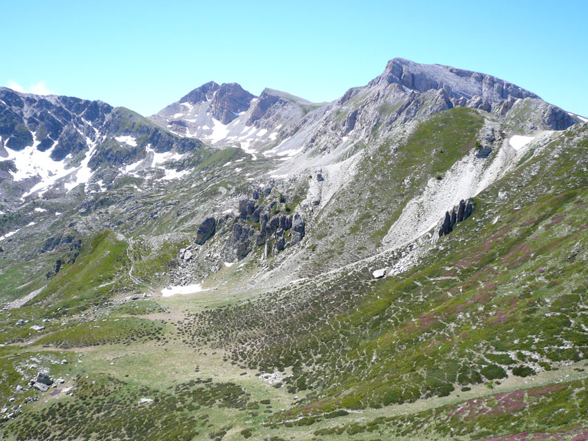 Al ritorno Gianni e Stefano percorrono la breve dorsale fino al Colletto Revelli (che separa la testata di Val Corsaglia dall'alto vallone del Raschera)