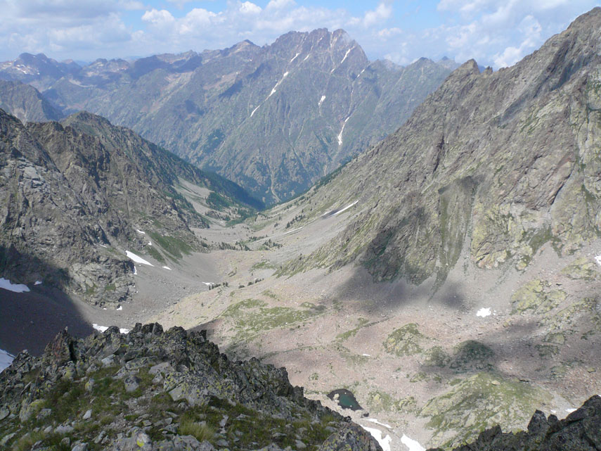 Dalla parte opposta il panorama è dominato dal Monte Matto mentre giù in basso si distende il lungo Vallone di Lourousa