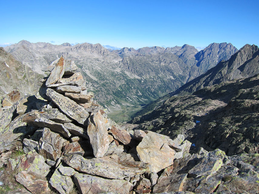 In pochi minuti sono salito al soprastante Roccione Ghiliè (2690 mt) che si eleva tra i colli ovest ed est del Mercantour. Bel panorama sulle montagne della Valle Gesso ...