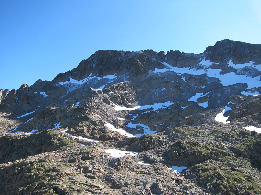 Il Roccione Ghiliè è dominato dal Brocan e dalla Cima Ghiliè (rispettivamente a sinistra e a destra)