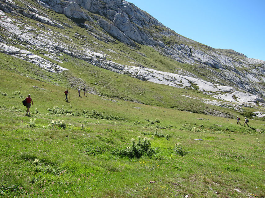 ... svoltiamo a destra (10,55) e seguiamo la traccia del sentiero segnato in rosso, bianco e verde che corre lungo le pendici sud-ovest del Monte Rotondo