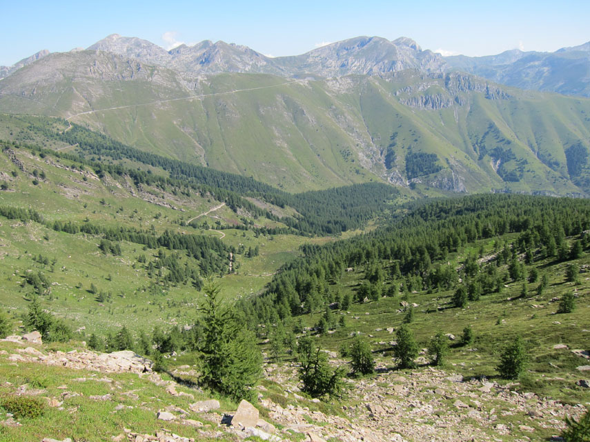 ... con bella vista sulla catena delle Liguri (nella foto il Marguareis e la Cima delle Saline)