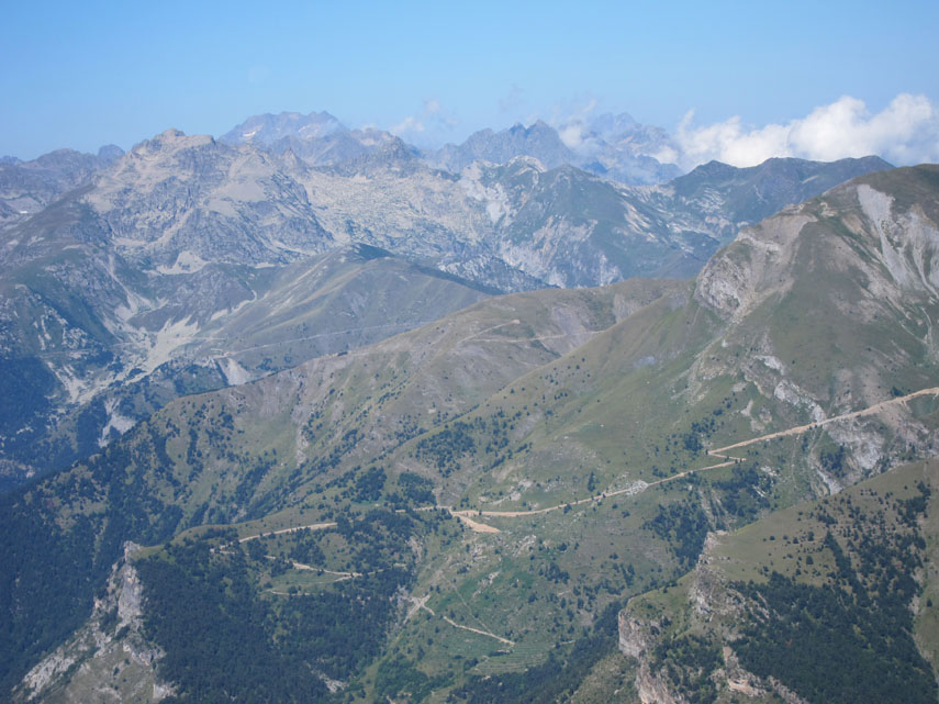 La mulattiera riguadagna il crinale poco a nord della vetta della Bertrand. Bel panorama sulle Alpi Marittime ...