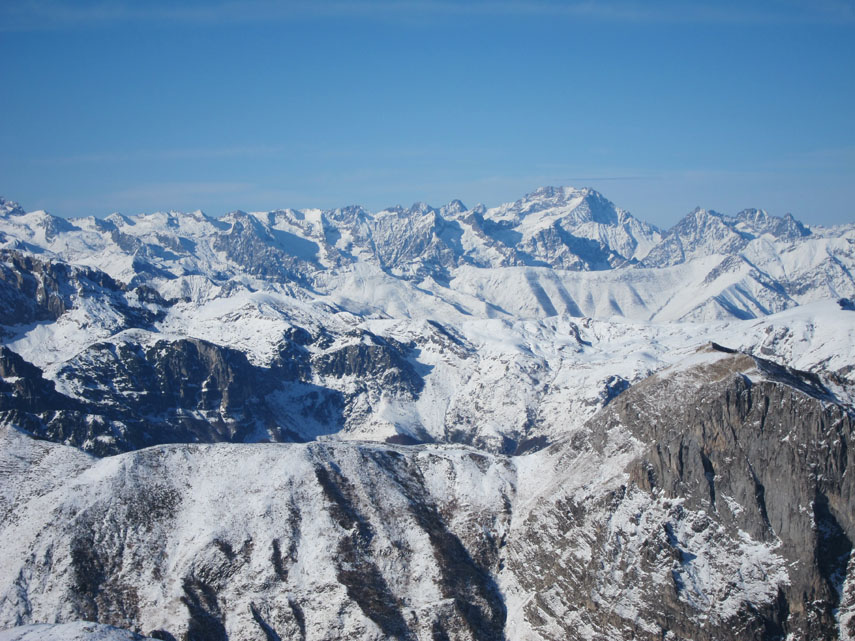 Bel panorama verso le Alpi Marittime ...