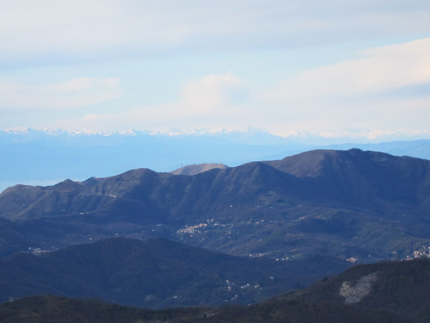 Gran panorama verso il Monte Fasce e verso le Alpi Liguri e Marittime povere di neve