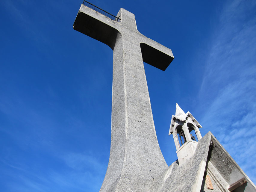 La grande Croce Monumentale si trova sulla sommità del Bric Veciri 700 metri ad occidente della vetta del Beigua. La croce, costruita tra il 1932 e il 1933, è in cemento armato ed è alta oltre 18 metri. Il suo braccio meridionale è raggiunto da una scala che sale all'interno della struttura