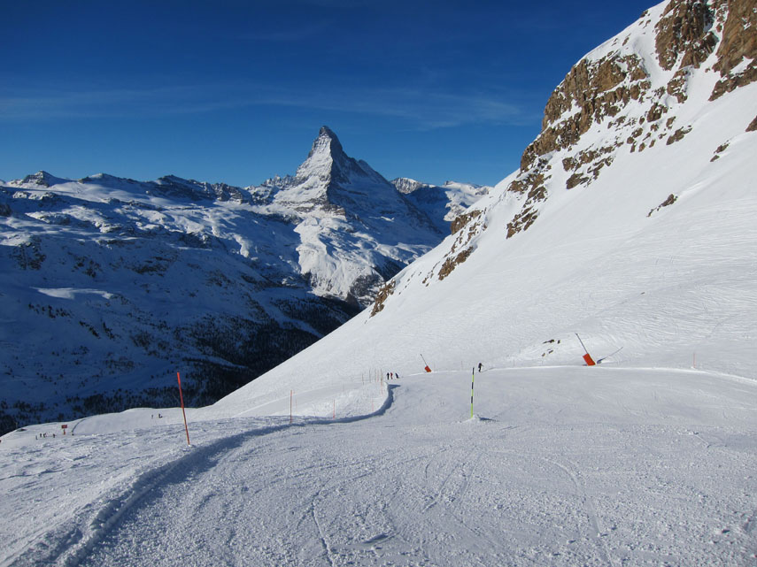 In questo strano inverno la voglia di neve era davvero tanta e così mi sono concesso una gran giornata di sci sulle splendide piste del Matterhorn Ski Paradise. Tempo ottimo e temperature rigide. All'apertura degli impianti sono salito subito al Plateau Rosà per potermi godere in perfetta solitudine l'interminabile discesa su Zermatt