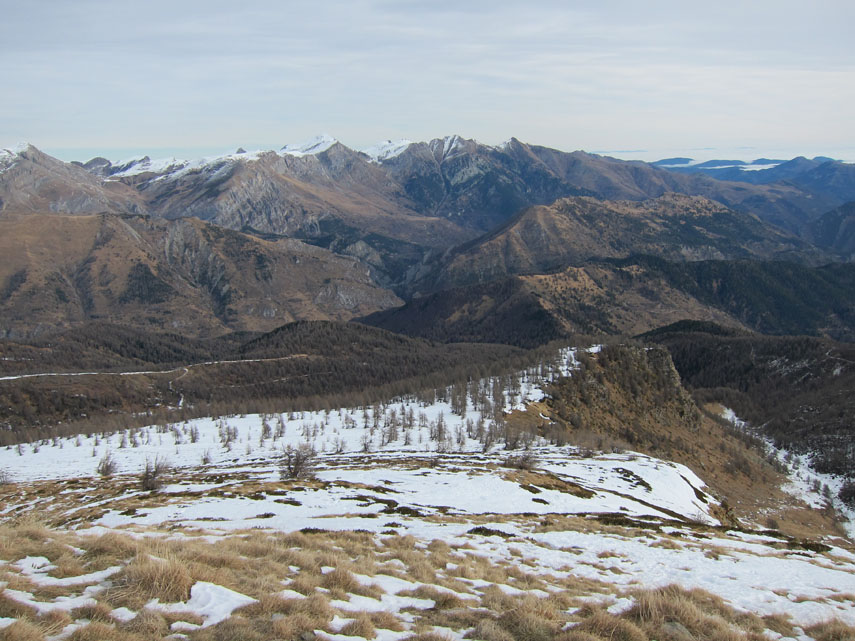 Dalla parte opposta il panorama è assai meno gratificante con il versante sud delle Liguri desolatamente spoglio di neve