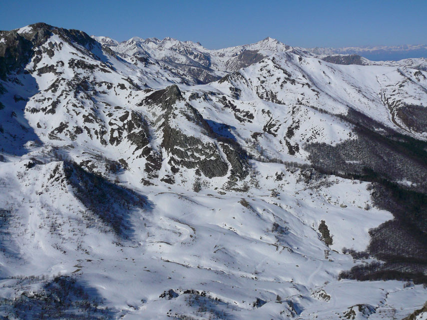 La cima è molto panoramica: bel colpo d'occhio sulla sottostante Alpe di Perabruna e, più lontano, sulla dorsale Mongioie-Mondolè