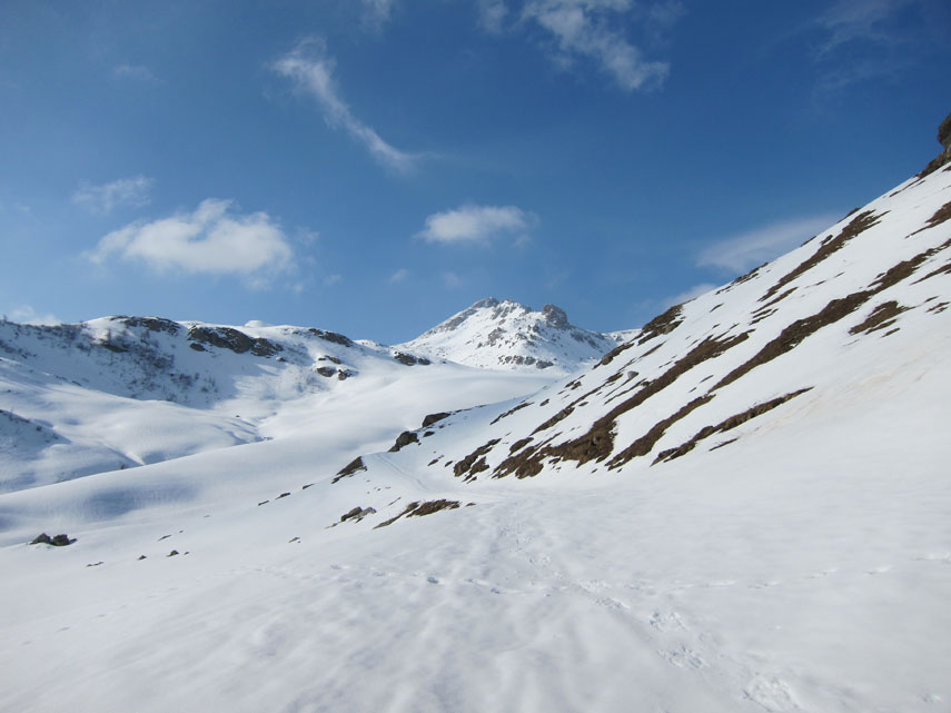 Dopo aver percorso un tratto della strada pastorale diretta ai Laghi della Brignola, sono salito sulla destra all'alpeggio Seirasso ...