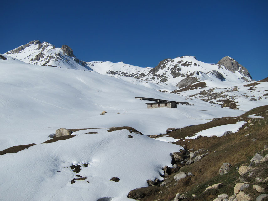 Più avanti abbandoniamo la strada per raggiungere, in alto sulla destra, l'alpeggio Seirasso: l'ambiente è splendido