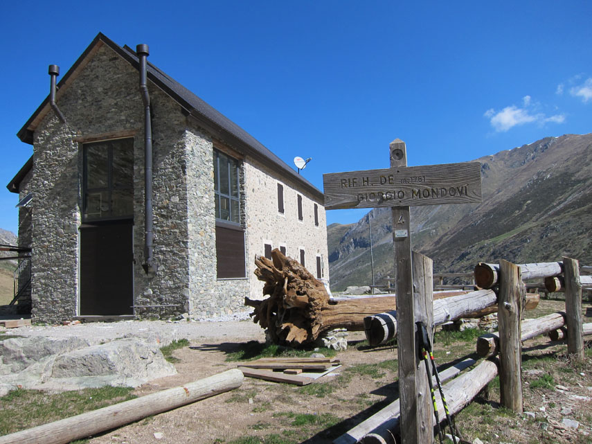 Il rifugio, completamente restaurato nel 2008, è dedicato alla memoria dell'alpinista monregalese Havis de Giorgio eroicamente caduto nell'Africa Orientale Italiana il 7 marzo 1939