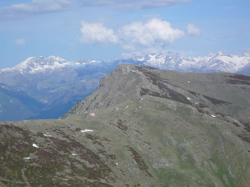 Bello il panorama dalla vetta con il Saccarello in primo piano e le Alpi Marittime sullo sfondo