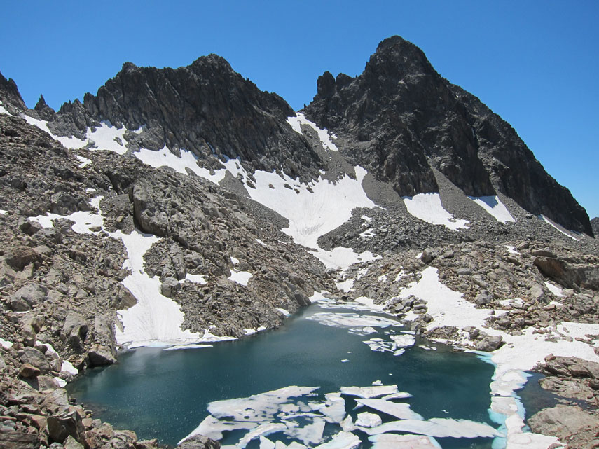 Il pittoresco e cristallino Lago della Nasta è quasi del tutto sgelato: due anni fa, al 17 di agosto, era ancora completamente coperto di ghiaccio e neve