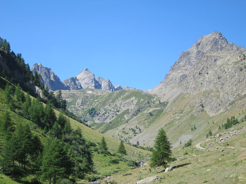 Un'ultima foto alla Rocca Rossa (a sinistra) e al Becco Alto del Piz (a destra) ...