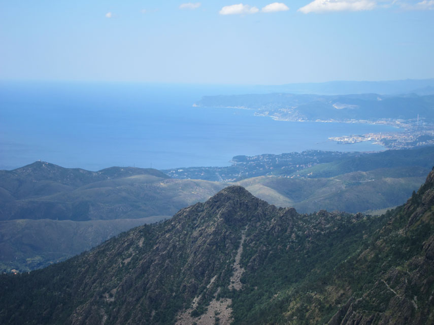Sotto il roccioso Bric Camulà si distende il Golfo di Savona chiuso ad occidente dal Capo Noli