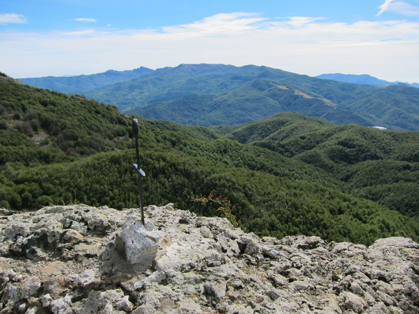 Scatto qualche foto: la spada nella roccia con lo sfondo dei monti dell'Aveto, ...