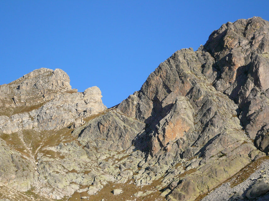 Dopo essermi lasciato alle spalle le nubi basse sulla Liguria e sulla pianura piemontese, sono partito da Carnino Superiore sotto uno splendido cielo azzurro (ore 7.20). Al Pian Ciucchea ho svoltato a destra e sono salito al Passo delle Mastrelle che dà accesso al grande anfiteatro carsico di Piaggia Bella. Nei pressi della Capanna Saracco-Volante ho incontrato il nuovo sentiero “Flavio Sordella” inaugurato alla fine dell’estate. Questo itinerario parte dal Rifugio Garelli, risale il Canalone dei Torinesi fino all’omonimo colle, svolta a sinistra per il Colle Palù, scende nella Conca di Piaggia Bella, risale al Colle del Pas e rientra nel Vallone del Marguareis attraverso Porta Marguareis per tornare infine al Garelli: in totale circa 3 ore di cammino. I passaggi su roccia all’uscita del Canalone dei Torinesi sono stati attrezzati con nuove corde fisse e scalini di ferro