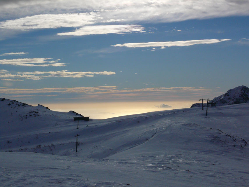 Fortunatamente, sulla dorsale tra l’arrivo dello skilift e la cima del Mussiglione la neve era poca e ghiacciata