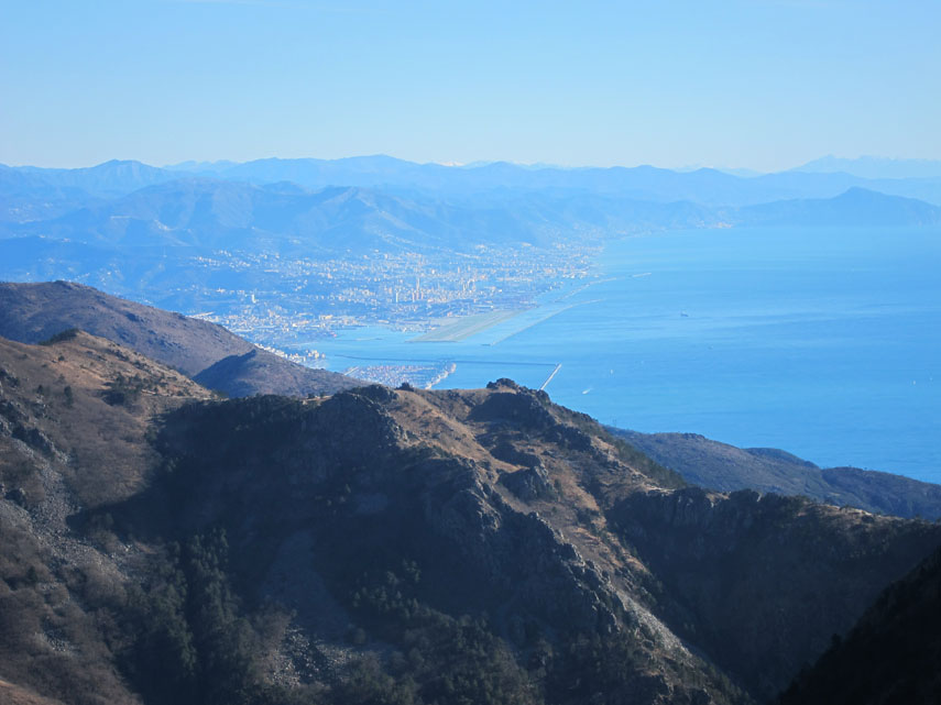 Dal cocuzzolo del Bric Resonau si ha una bella vista sul Golfo di Genova ...