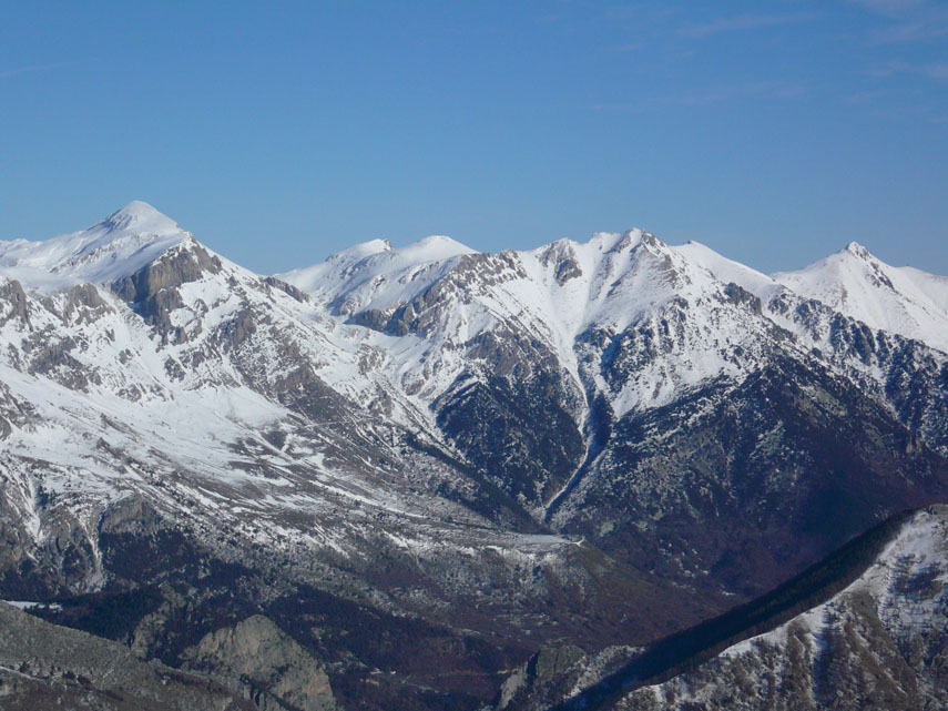 Da sinistra a destra il Mongioie, il Bocchino dell’Aseo, la Cima Revelli, il Monte Rotondo, il Bric di Conoia e il Pizzo d’Ormea