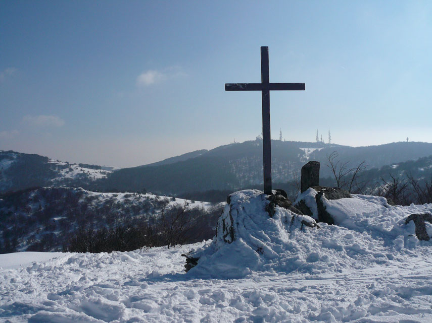 ... raggiungo la croce dell’Ermetta che, con i suoi 1267 metri di quota, è di soli venti metri più bassa rispetto al Monte Beigua