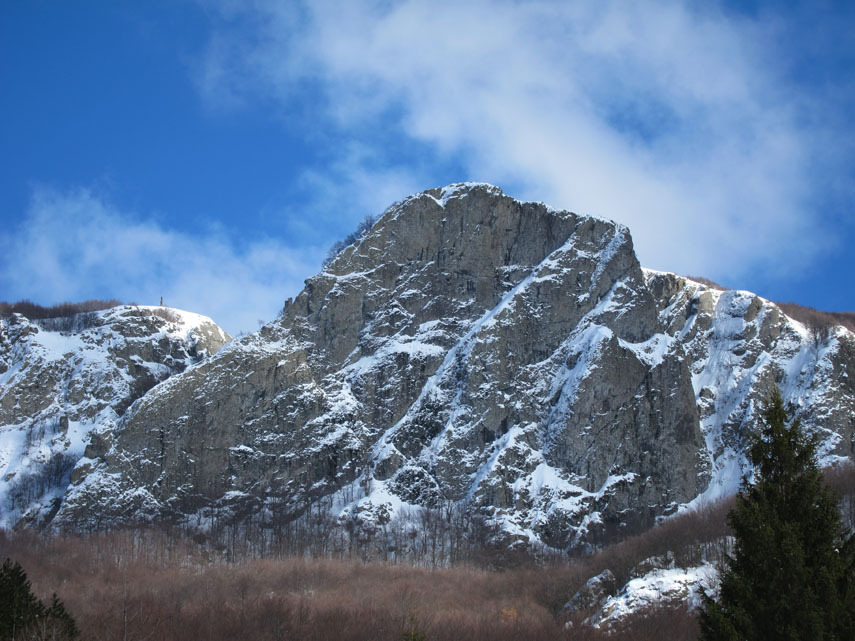 Scatto una bella foto al Maggiorasca spolverato dalla neve fresca (a sinistra la vetta con la grande statua della Madonna) ...