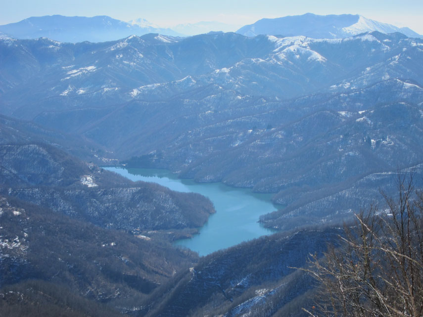 Il lago del Brugneto è all'orlo e oggi ha un bel colore azzurro. Tutto merito del cielo che sembra di cobalto