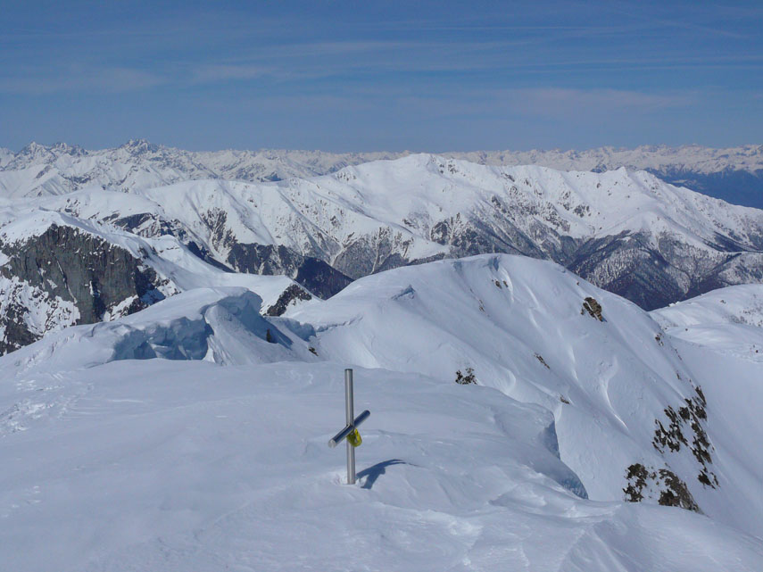 Grosse cornici di neve orlano la cresta del Mondolè che con i suoi 2382 metri …