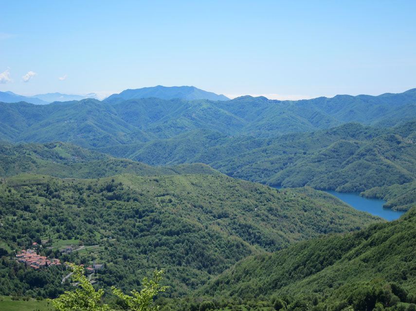 Durante la traversata possiamo osservare Propata, il Lago del Brugneto e il Ramaceto sullo sfondo