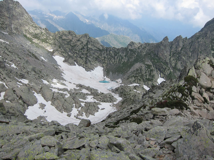 Laggiù in basso il Lago dell'Oro; in alto a destra (non inquadrato nella foto) il Monte Frisson